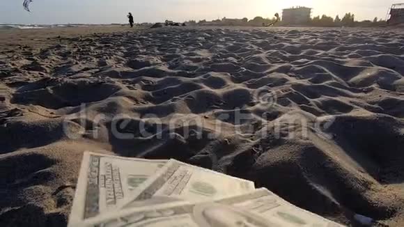 在沙滩背景下拿着300美元钞票的女孩视频的预览图