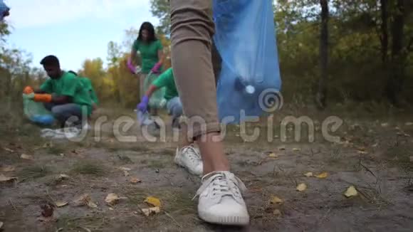 女志愿者捡塑料垃圾的腿视频的预览图