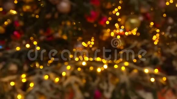 晚上关上圣诞树上闪闪发光的灯新年杉树装饰和照明圣诞树视频的预览图