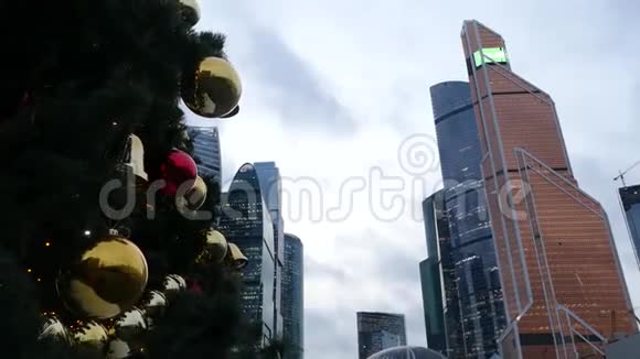 新年云杉和摩天大楼视频的预览图