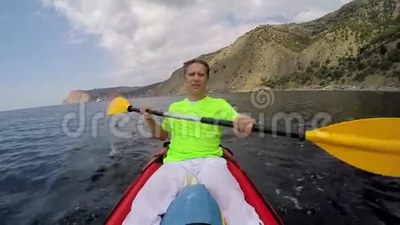 人类乘坐皮艇游入大海视频的预览图