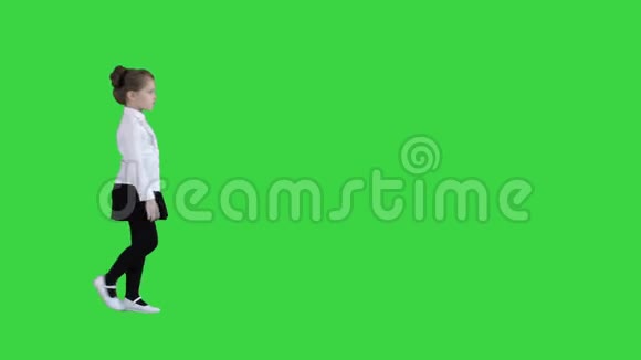 穿着校服的小女孩走在绿色的屏幕上彩色钥匙视频的预览图