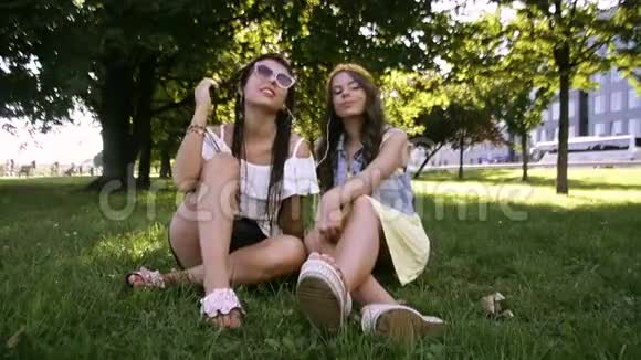 两个女朋友姐妹配对听音乐女生通过耳机听音乐边唱边跳女孩视频的预览图
