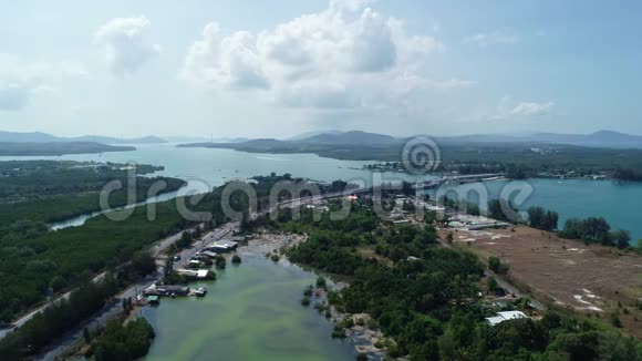 鸟瞰无人机拍摄的萨拉辛桥普吉泰国交通镜头背景和旅游季节概念视频的预览图