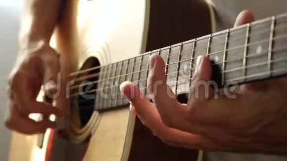 男性手指触摸声吉他特写的琴弦男吉他手弹音乐视频的预览图