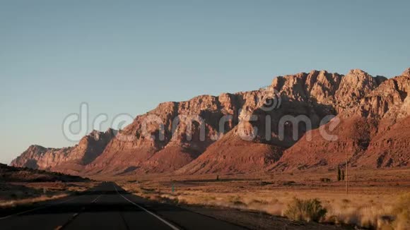 在乌萨沙漠的公路上行驶从车辆上看日落视频的预览图