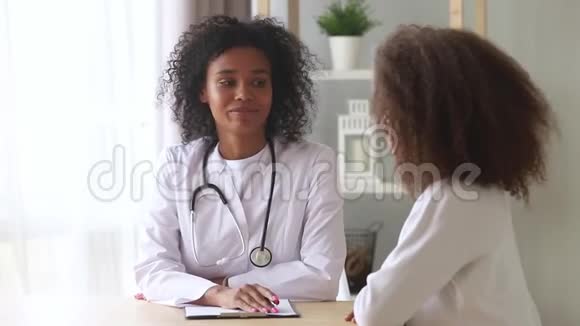 非洲医生和少女进行秘密谈话视频的预览图