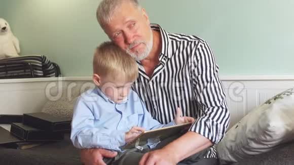 梦中的爷爷抱着玩孙子的平板电脑视频的预览图