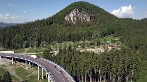斯洛伐克Tatras山脉沥青道路的鸟瞰图视频的预览图