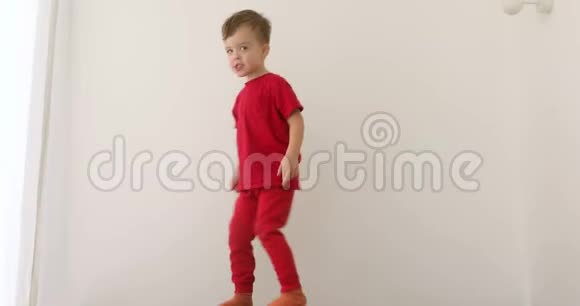 有趣的小男孩宝宝是跺脚和绕圈走视频的预览图