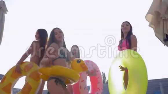 暑假休息有着完美身材和长发的公司女朋友在泳池边尽情地跳舞视频的预览图