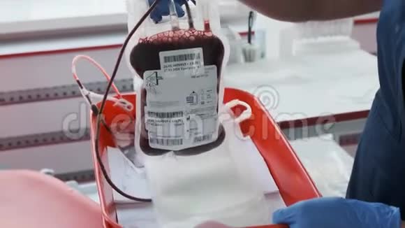 一名护士拿着一个塑料袋里面放着献血者的血血液样本输血和捐献概念视频的预览图