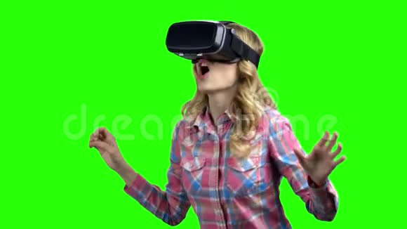 微笑着戴着虚拟现实眼镜的年轻女人视频的预览图