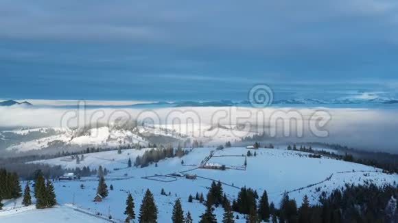 鸟瞰美丽的冬季景观视频的预览图
