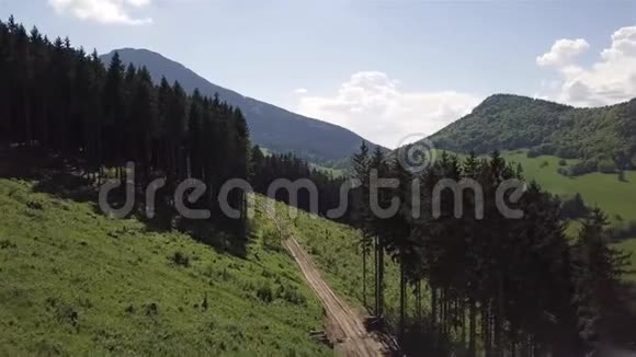 斯洛伐克Tatras山区公路鸟瞰图视频的预览图