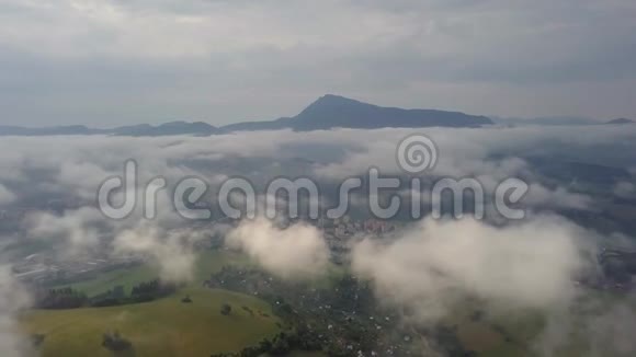 空中晨山在低塔特拉斯的雾中观看背景是城市视频的预览图