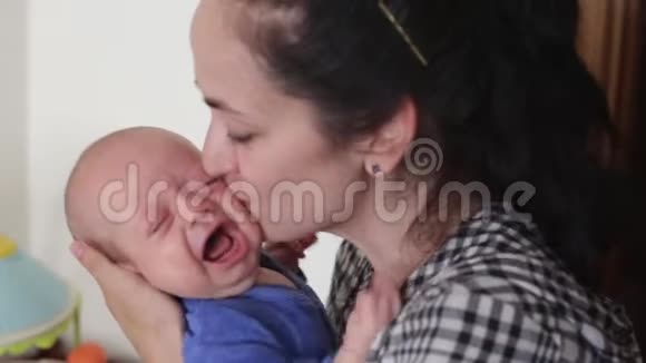 妈妈安慰一个哭泣的婴儿视频的预览图