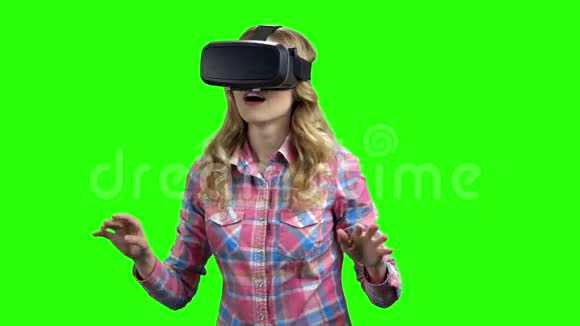 漂亮的女人戴着虚拟现实眼镜视频的预览图