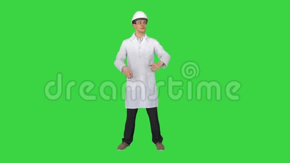 科学家工程师穿着白色长袍戴着安全帽戴着眼镜最后用绿色眼睛做滑稽动作视频的预览图
