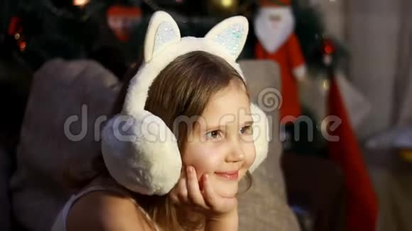 快乐可爱的孩子在冬天的耳机里微笑许下一个愿望等待圣诞老人的礼物圣诞快乐视频的预览图