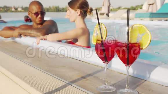 年轻夫妇在游泳池里休息时聊天视频的预览图