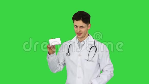 医生拿着一盒药丸在绿色的屏幕上跳舞铬钥匙视频的预览图