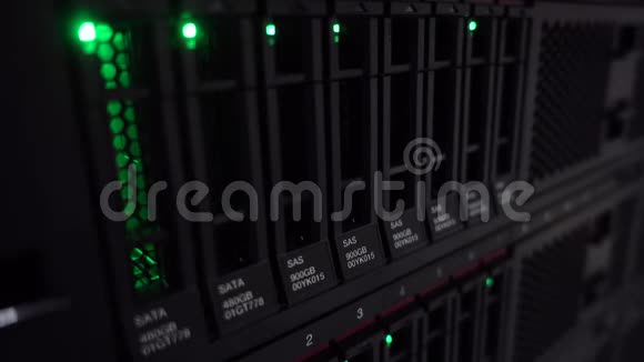 SAS硬盘数据驱动器上亮绿色LED概念30视频的预览图