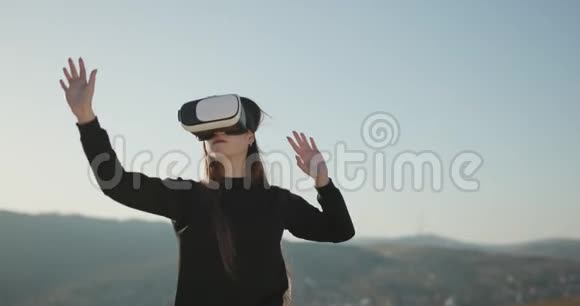 女士使用虚拟现实耳机环顾互动技术展览虚拟现实增强现实视频的预览图