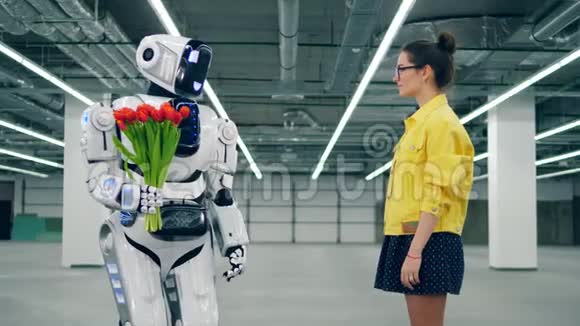 年轻的女士从一个机器人那里得到郁金香视频的预览图
