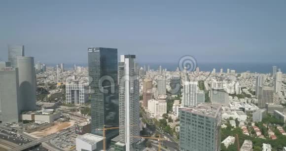 鸟瞰特拉维夫天际线白天的城市景观摩天大楼景观和地平线海水视频的预览图