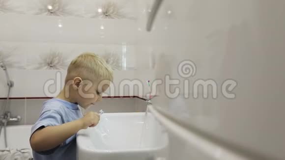 一个穿睡衣的小男孩刷牙视频的预览图