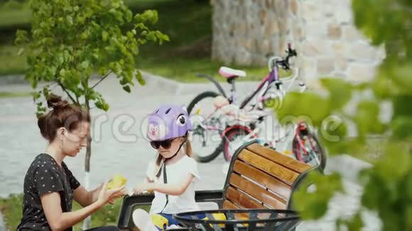 女孩子骑自行车后休息视频的预览图