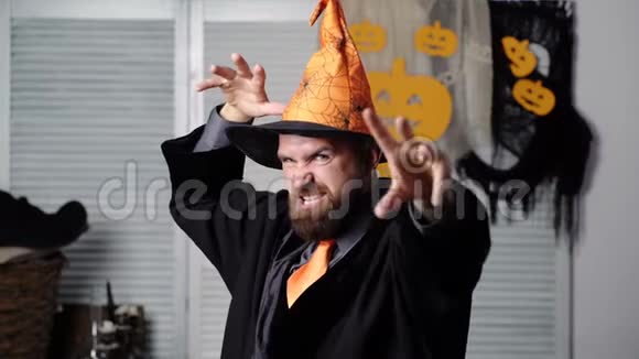 万圣节有胡子的男人神父扮演巫师幻想秋天万圣节派对10月31日神奇的帽子万圣节魔法师视频的预览图