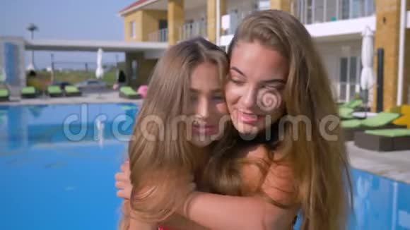 幸福的女孩朋友留着长发美丽皮肤的可爱年轻女子幸福地拥抱在一起的画像视频的预览图