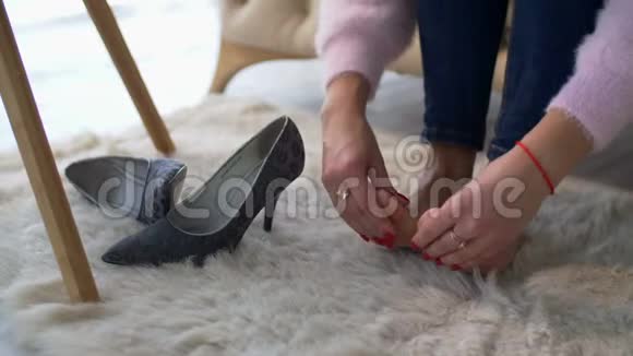 女性的手在家按摩疲劳的脚痛视频的预览图