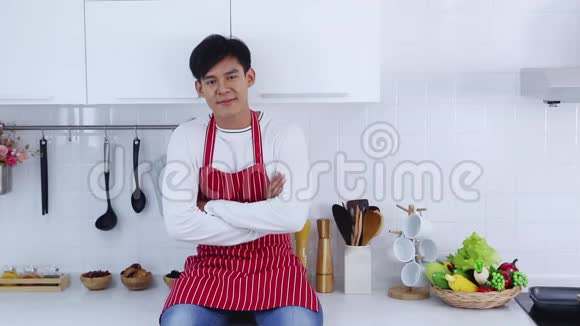 年轻的亚洲厨师自信地交叉双臂视频的预览图