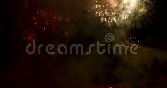 烟花庆祝周年快乐新年2020年7月4日节日晚上用五颜六色的烟花庆祝视频的预览图
