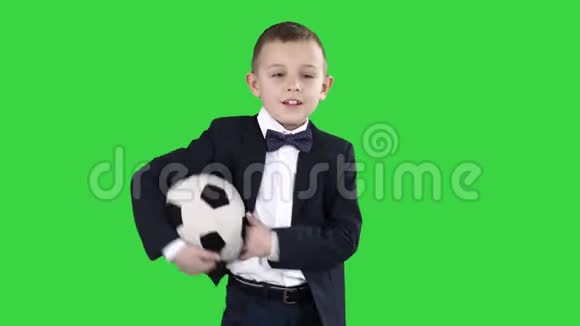 快乐的小男孩拿着一个绿色屏幕上的足球铬钥匙视频的预览图