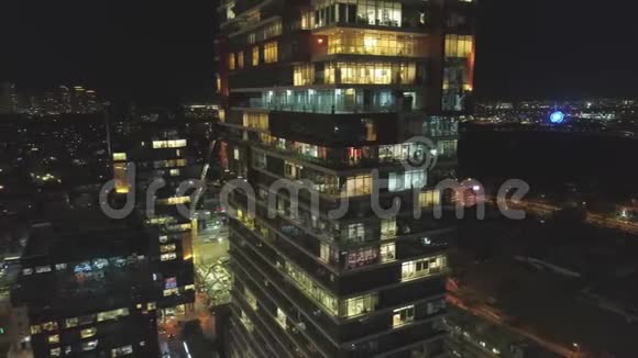 空中无人驾驶飞机在城市景观和摩天大楼夜间射击视频的预览图