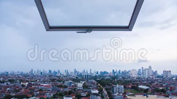 日落时分雅加达城市全景在一个凸起的窗口窗格的背景下印度尼西亚视频的预览图