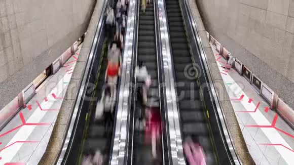 4新加坡捷运地铁地铁站亚洲人步行和使用自动扶梯的时间推移公共交通视频的预览图
