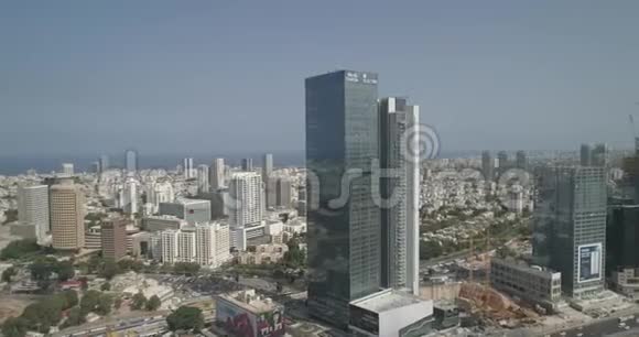 鸟瞰特拉维夫天际线白天的城市景观摩天大楼景观和地平线海水视频的预览图