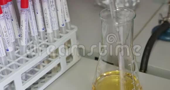 实验室里的一个人拿着样品放进试管里视频的预览图