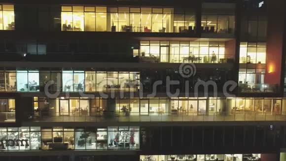 摩天大楼豪华公寓窗户图案上的空中无人机反射视频的预览图