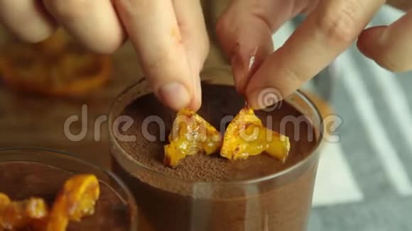 食品造型巧克力慕斯与橙色果冻视频的预览图