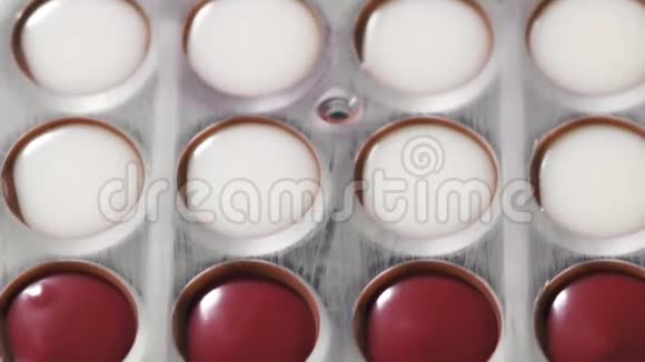 填充了白色和红色的巧克力模具倾斜射击视频的预览图