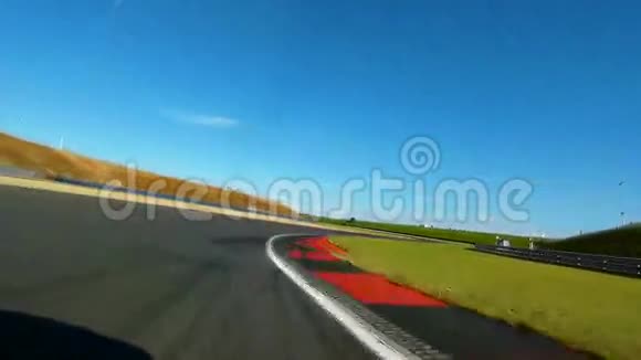赛车在赛道上视频的预览图
