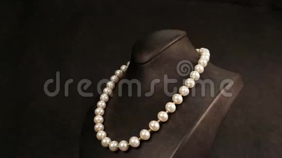 优雅的珍珠项链上的人体模型概述珠宝珍珠制成经典珠宝女士珍珠项链在视频的预览图