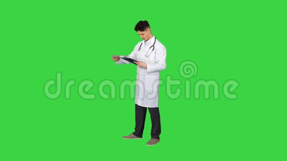 愤怒的男医生看着绿色屏幕上的文件色度键视频的预览图