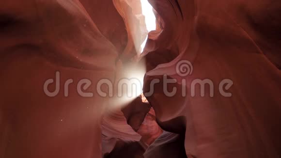 羚羊峡谷有红色和阳光照耀下的波浪和光滑石墙视频的预览图